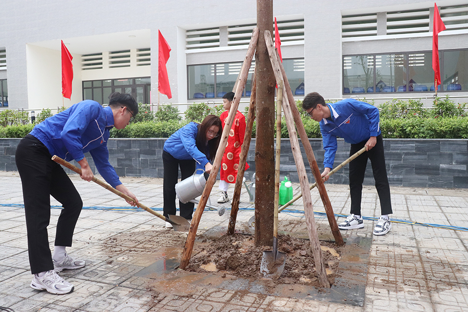 Đoàn vi&ecirc;n thanh ni&ecirc;n tr&ocirc;̀ng c&acirc;y tại lễ ph&aacute;t động.