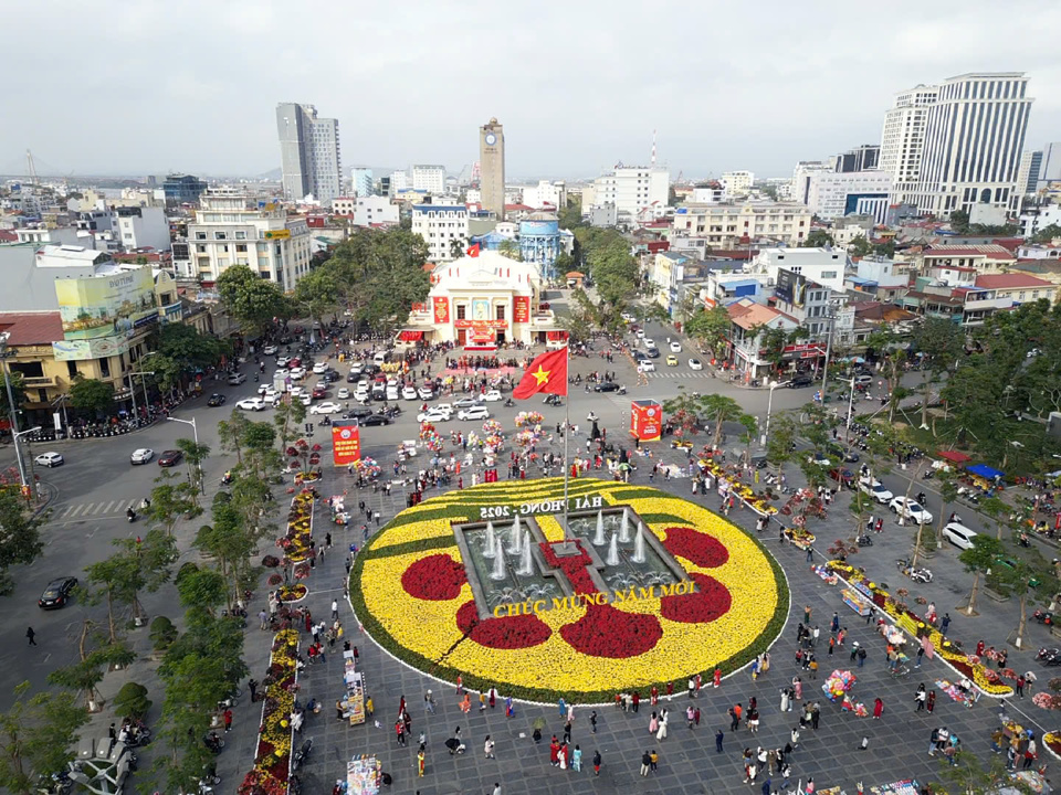 TP Hải Ph&ograve;ng trang tr&iacute; lộng lẫy hoa xu&acirc;n. Ảnh TTT