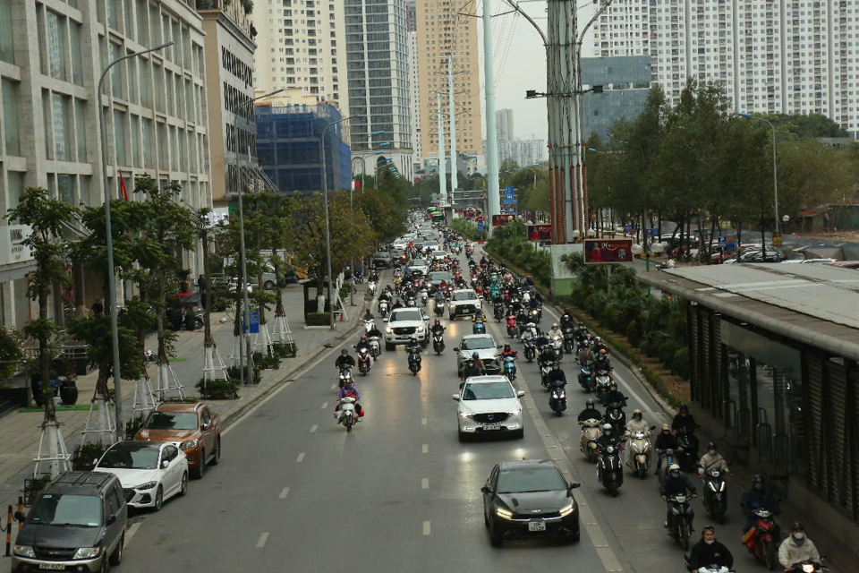 Đường Tố Hữu th&ocirc;ng tho&aacute;ng nhưng nhiều người d&acirc;n vẫn di chuyển v&agrave;o l&agrave;n đường BRT.