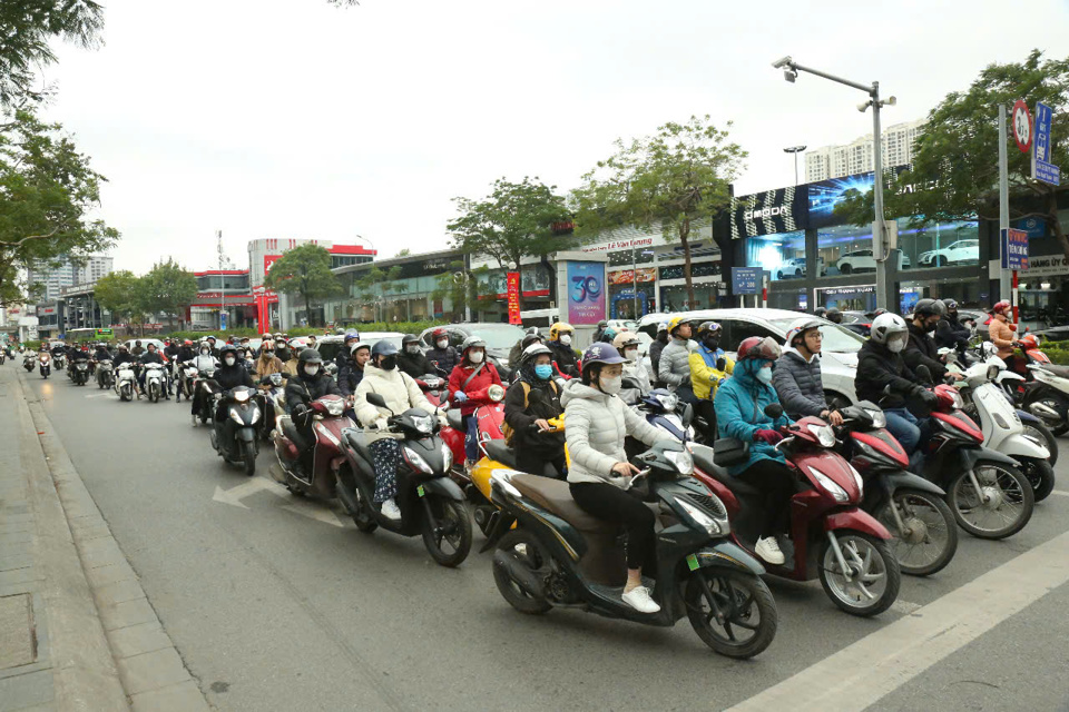 Hiện, m&ocirc; t&ocirc;, xe m&aacute;y vẫn đang l&agrave; phương tiện đi lại chủ yếu của người d&acirc;n Việt Nam, với khoảng 77 triệu xe m&aacute;y được đăng k&yacute; (t&iacute;nh đến hết năm 2024).