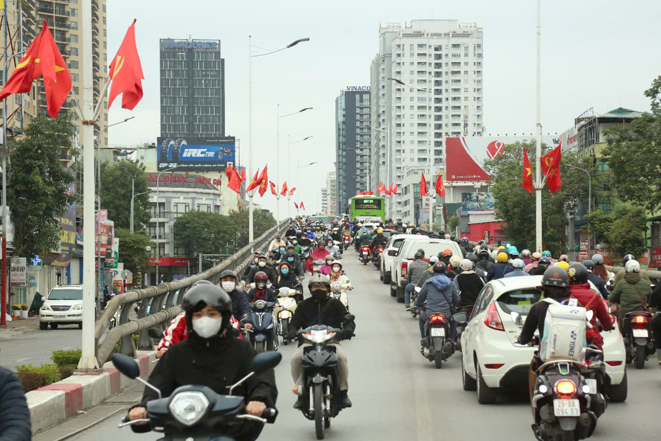 Cầu vượt L&ecirc; Văn Lương - L&aacute;ng Hạ đ&ocirc;ng đ&uacute;c cả hai chiều.&nbsp;