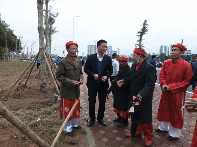 B&iacute; thư Quận ủy Ho&agrave;ng Mai Nguyễn Xu&acirc;n Linh tại Lễ ph&aacute;t động Tết trồng c&acirc;y 2025. Ảnh AT. &nbsp;