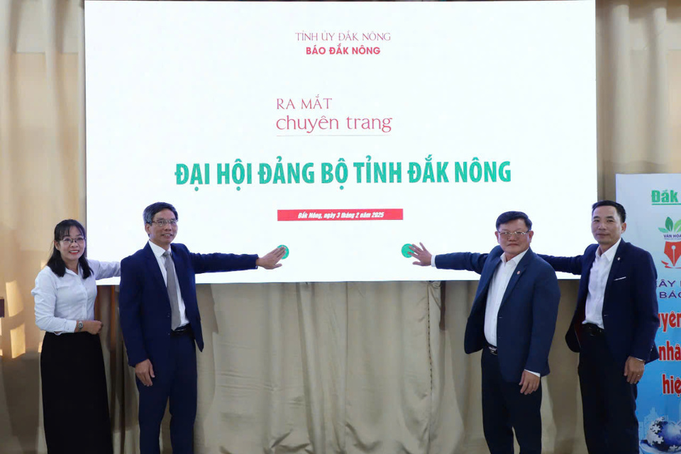 C&aacute;c đại biểu thực hiện nghi thức bấm n&uacute;t khai trương trang Đại hội Đảng bộ tỉnh Đắk N&ocirc;ng.