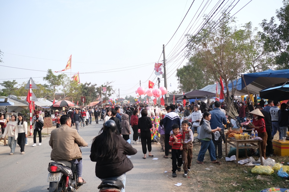 H&agrave;ng ngh&igrave;n người d&acirc;n tập trung khu vực đ&igrave;nh l&agrave;ng B&agrave;n Giản tham dự Lễ hội Đả cầu, cướp phết. Ảnh: Sỹ H&agrave;o