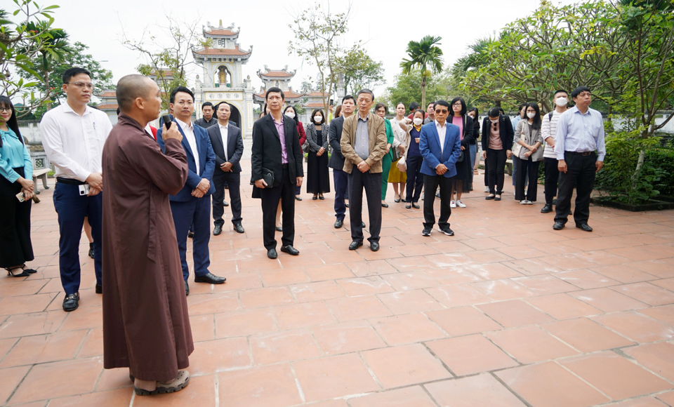 Doanh nghiệp du lịch H&agrave; Nội tham quan, khảo s&aacute;t c&aacute;c điểm di t&iacute;ch văn h&oacute;a tr&ecirc;n địa b&agrave;n huyện Ph&uacute; Xuy&ecirc;n