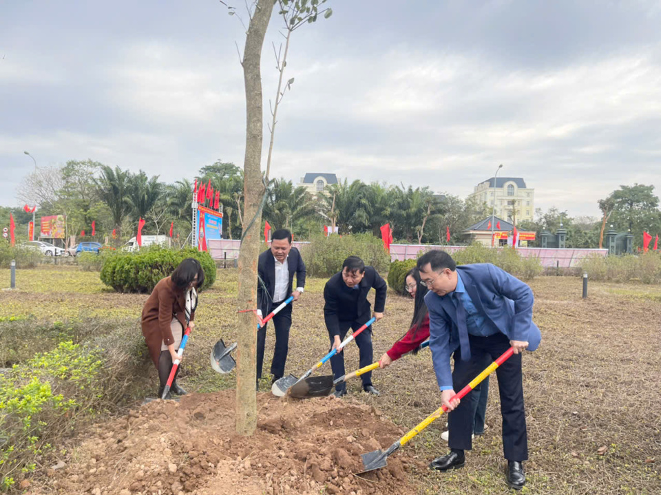 B&iacute; thư Huyện uỷ M&ecirc; Linh Nguyễn Thanh Li&ecirc;m c&ugrave;ng c&aacute;c đại biểu trồng c&acirc;y xanh