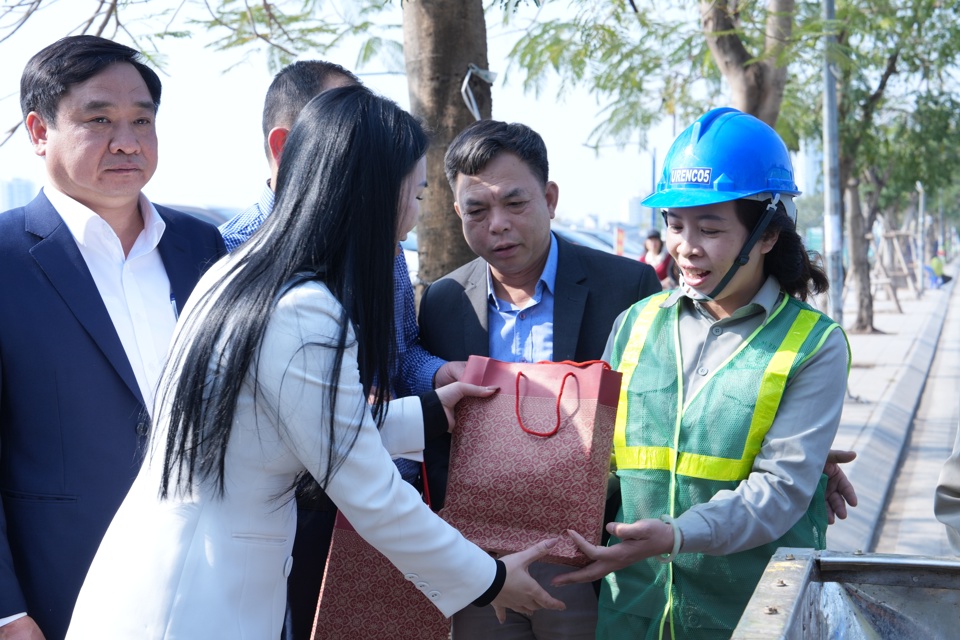 Lãnh đạo quận Tây Hồ, ngành Xây dựng thăm, chúc Tết công nhân môi trường - Ảnh 2