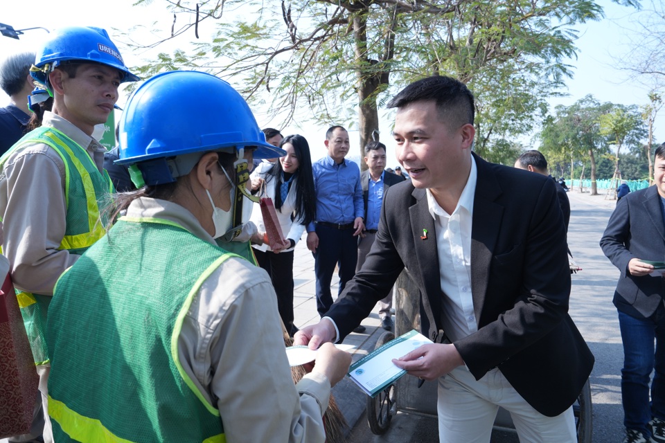 Đại diện một số doanh nghiệp tr&ecirc;n địa b&agrave;n quận T&acirc;y Hồ ch&uacute;c Tết c&aacute;c c&ocirc;ng nh&acirc;n vệ sinh m&ocirc;i trường tr&ecirc;n địa b&agrave;n quận.