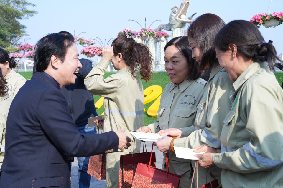 &Ocirc;ng Nguyễn Anh Tuấn - nguy&ecirc;n Ph&oacute; B&iacute; thư Thường trực Quận uỷ T&acirc;y Hồ ch&uacute;c Tết c&aacute;c c&ocirc;ng nh&acirc;n m&ocirc;i trường.