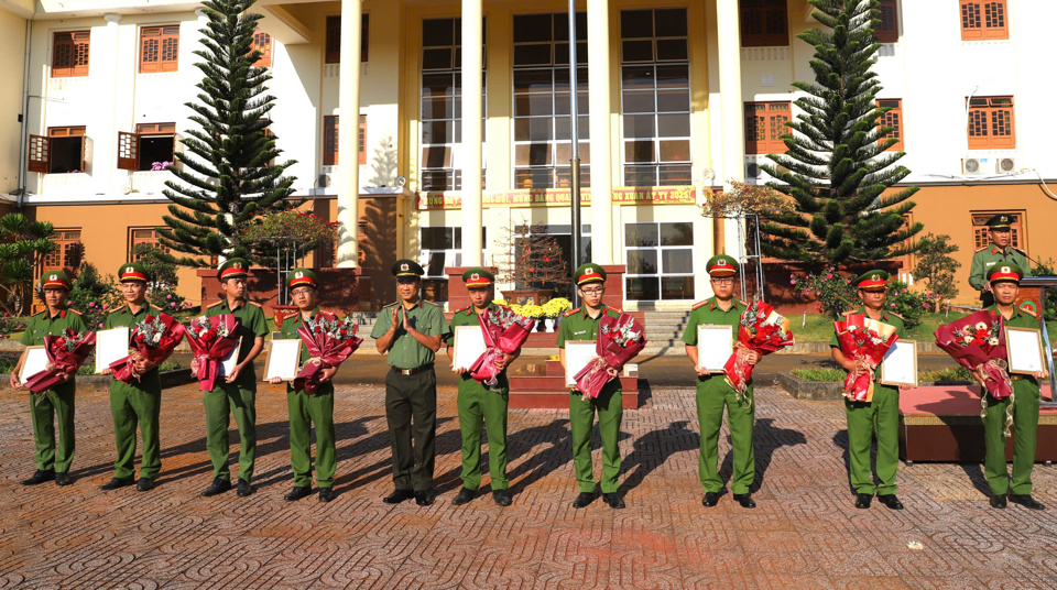 &nbsp;Đại t&aacute; Hồ Song &Acirc;n, Gi&aacute;m đốc C&ocirc;ng an tỉnh Đắk N&ocirc;ng trao thưởng cho c&aacute;c đơn vị.