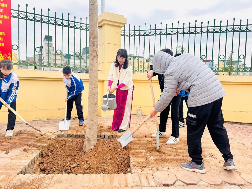 L&atilde;nh đạo huyện Thanh Tr&igrave; c&ugrave;ng Nh&acirc;n d&acirc;n tham gia trồng c&acirc;y. &nbsp;