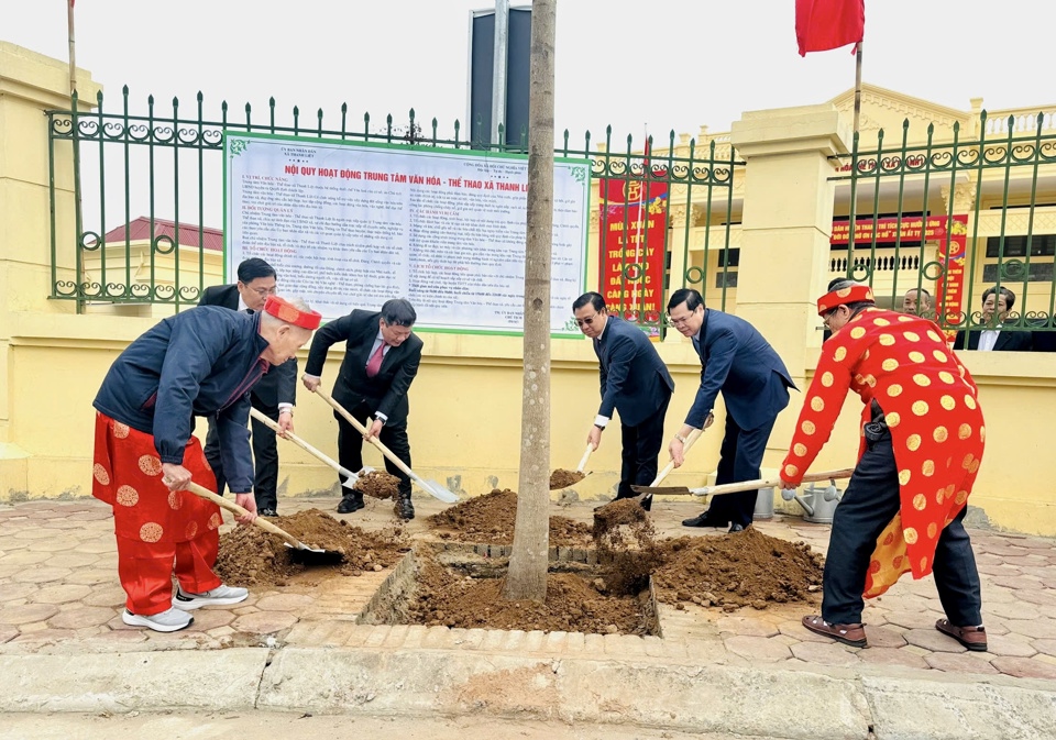 L&atilde;nh đạo huyện Thanh Tr&igrave; c&ugrave;ng đại diện Nh&acirc;n d&acirc;n tham gia trồng c&acirc;y.