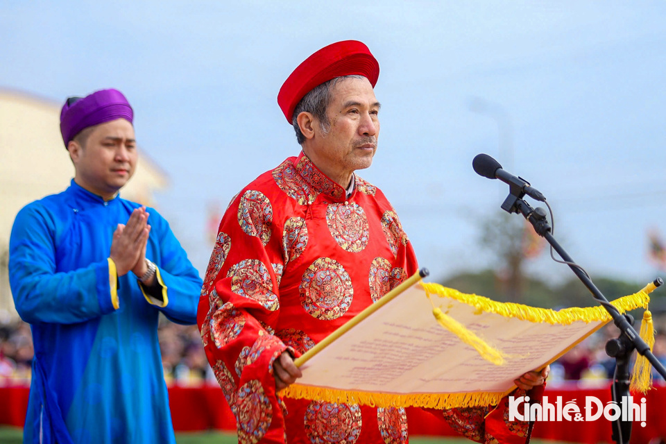 Nghệ nh&acirc;n Phạm Tr&iacute; Khang đọc văn tr&igrave;nh trước đ&agrave;n tế Thần n&ocirc;ng v&agrave; Linh vị vua L&ecirc; Đại H&agrave;nh.