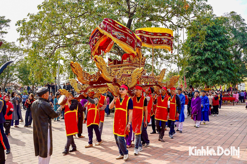 Đả cầu, cướp phết l&agrave; lễ hội truyền thống c&oacute; nguồn gốc từ rất l&acirc;u đời. Tương truyền v&agrave;o đời vua H&ugrave;ng Vương thứ 3, đất nước gặp loạn lạc, giặc gi&atilde; nổi l&ecirc;n ở nhiều nơi. Nh&agrave; vua b&egrave;n ph&aacute;i 4 vị tướng lĩnh gồm: Đệ nhất X&aacute; Sơn, Đệ nhị L&ecirc; Sơn, Đệ tam Tr&ograve;n Sơn v&agrave; Đệ tứ Xui Sơn về trấn nhậm c&aacute;c miền Đ&ocirc;ng Lai, B&agrave;n Giản, Lập Thạch để điều binh, trấn giặc, hộ quốc, ph&ugrave; d&acirc;n&hellip;