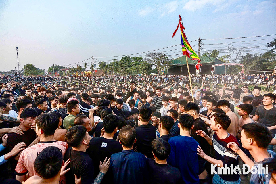 Hàng trăm thanh niên trai tráng thi nhau cướp Phết lấy may tại Vĩnh Phúc - Ảnh 1