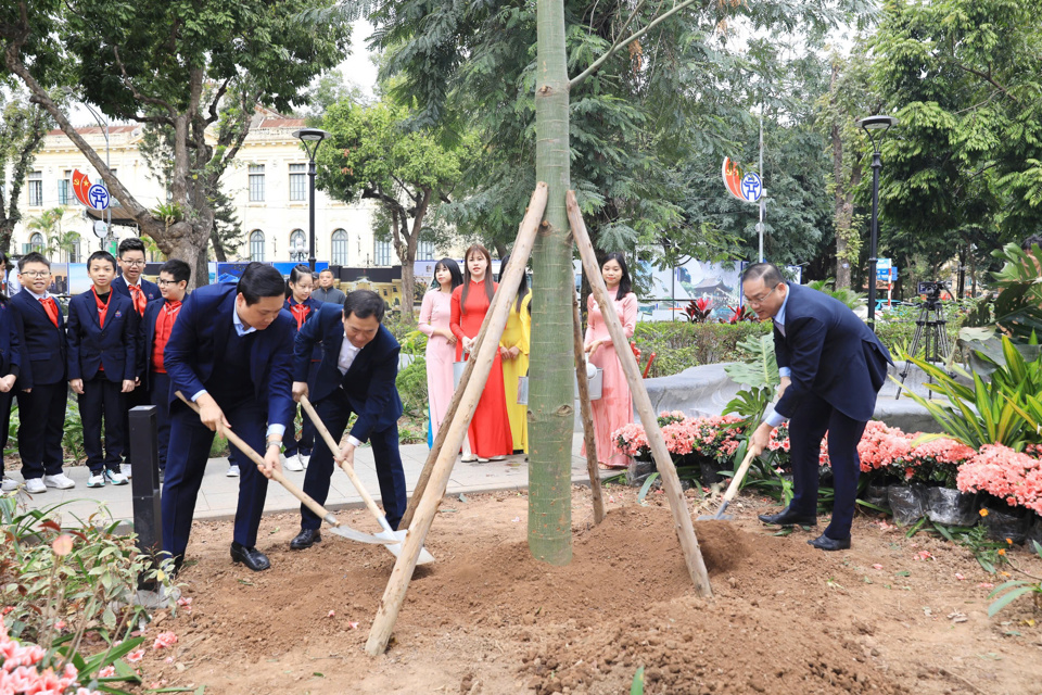 C&aacute;c đại biểu hưởng ứng "Tết trồng c&acirc;y đời đời nhớ ơn B&aacute;c Hồ&rdquo; nh&acirc;n dịp Xu&acirc;n Ất Tỵ năm 2025