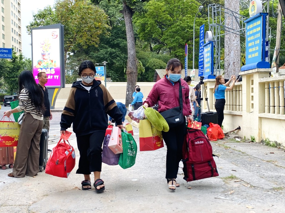 Người lao động quay trở lại TP Hồ Ch&iacute; Minh l&agrave;m việc.