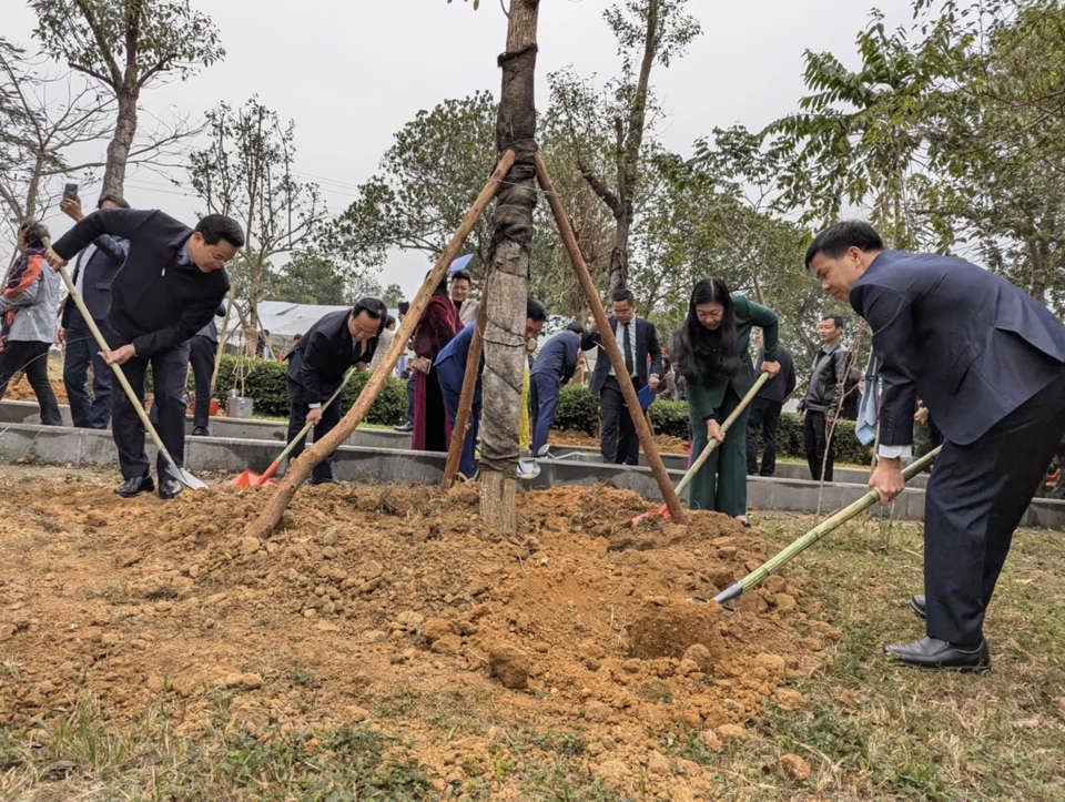 C&aacute;c đại biểu trồng c&acirc;y hưởng ứng lễ ph&aacute;t động "Tết trồng c&acirc;y đời đời nhớ ơn B&aacute;c Hồ".