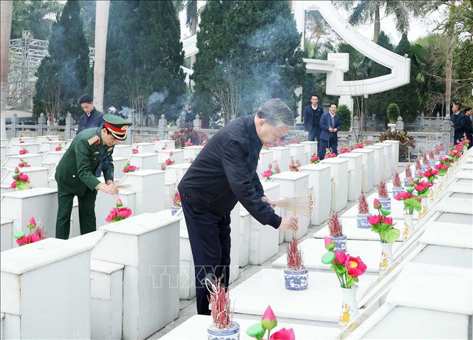 Tổng B&iacute; thư T&ocirc; L&acirc;m thắp hương tr&ecirc;n phần mộ c&aacute;c liệt sĩ tại Nghĩa trang liệt sĩ Quốc gia Vị Xuy&ecirc;n. Ảnh: Thống Nhất/TTXVN