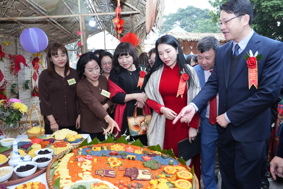 L&atilde;nh đạo quận T&acirc;y Hồ tham quan c&aacute;c gian h&agrave;ng.