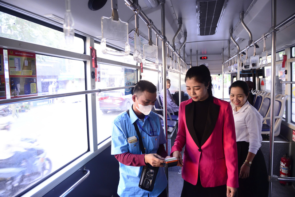 H&agrave;nh kh&aacute;ch l&ecirc;n xe bu&yacute;t tại Trạm trung chuyển Kim M&atilde;, H&agrave; Nội. Ảnh: Phạm H&ugrave;ng