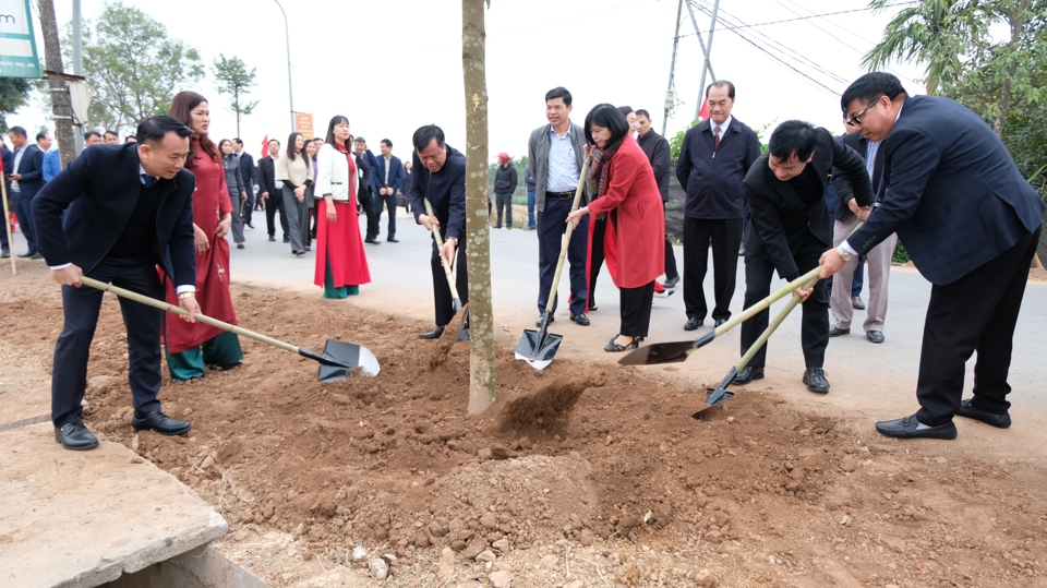 L&atilde;nh đạo huyện Ph&uacute;c Thọ tham gia trồng c&acirc;y xanh tr&ecirc;n tuyến đường cầu 7.