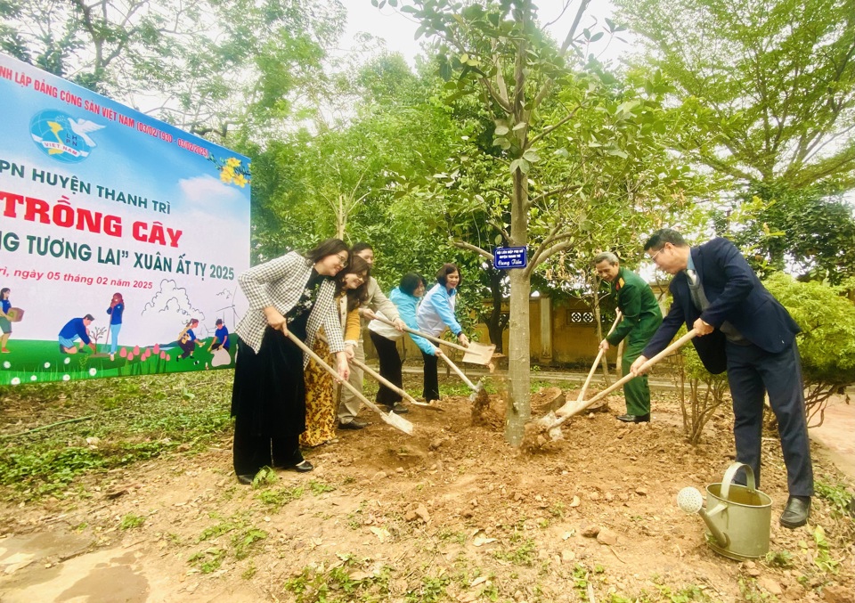 Chủ tịch Hội LHPN huyện Thanh Tr&igrave; Phạm Nguy&ecirc;n Nhung (thứ 5 từ tr&aacute;i sang) c&ugrave;ng c&aacute;c đại biểu trồng c&acirc;y tại khu di t&iacute;ch đ&igrave;nh thờ Phạm Tu.