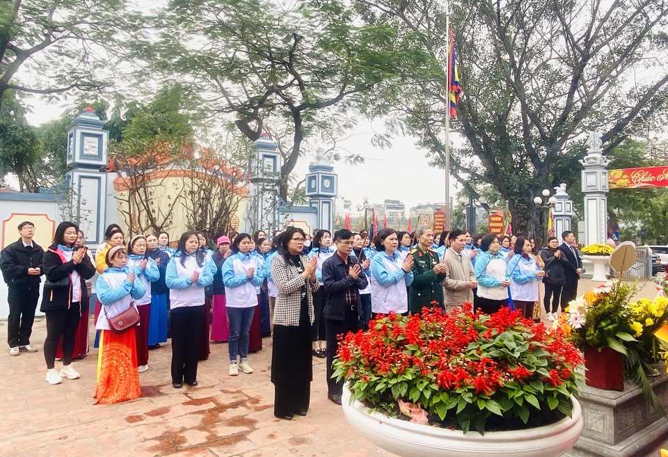 C&aacute;c đại biểu d&acirc;ng hương tại đ&igrave;nh thờ Đ&ocirc; hồ Đại vương Phạm Tu (ảnh tr&ecirc;n) v&agrave; tại đ&igrave;nh thờ Ti&ecirc;n triết Chu Văn An.