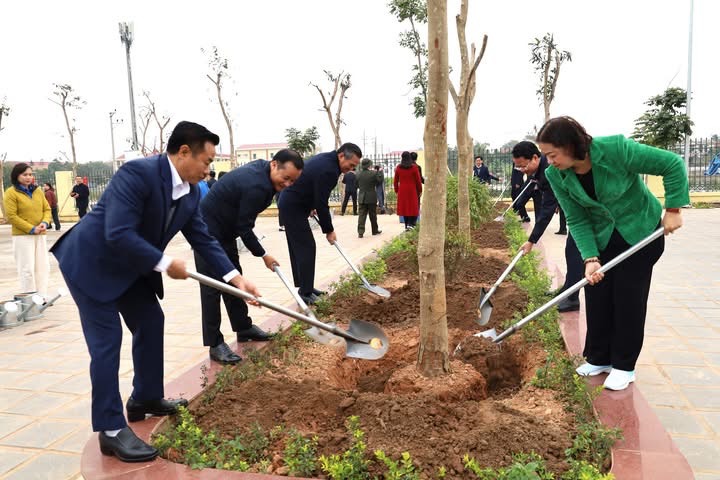 L&atilde;nh đạo huyện Ba V&igrave; tham dự Lễ ph&aacute;t động Tết trồng c&acirc;y &ldquo;Đời đời nhớ ơn B&aacute;c Hồ&rdquo; Xu&acirc;n Ất Tỵ 2025. Ảnh: Hồng Đạt