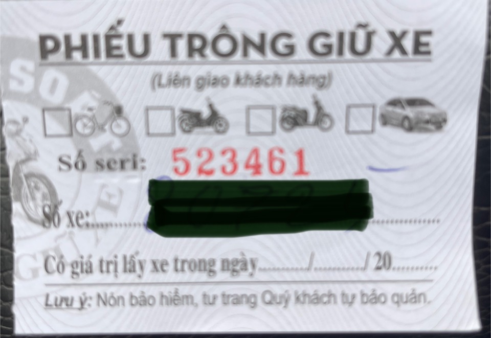 Phiếu trông giữ xe tại bãi xe không phép trên vỉa hè hồ Hố Mẻ, khu vực cổng Bệnh viện Đại học Y, đường Tôn Thất Tùng.