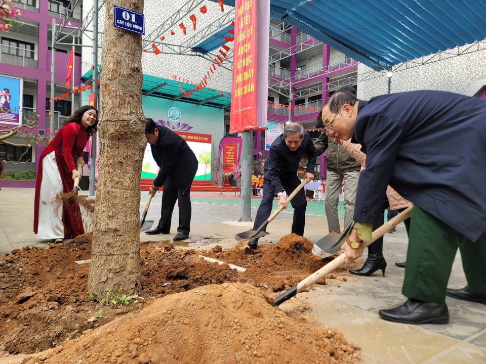 L&atilde;nh đạo quận Ba Đ&igrave;nh trồng c&acirc;y trong khu&ocirc;n vi&ecirc;n Trường THCS Nguyễn Tr&atilde;i.