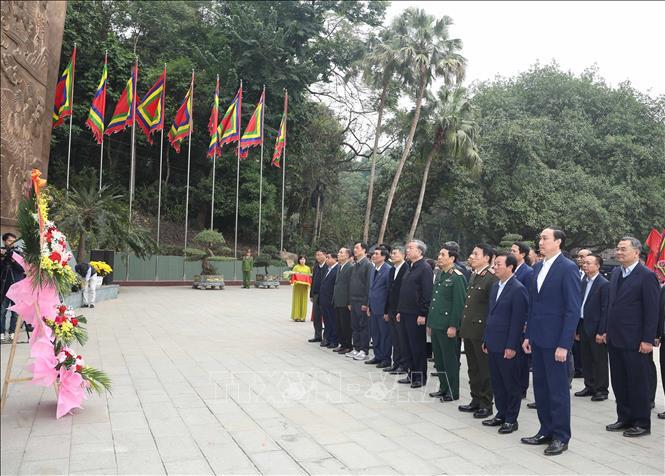 Tổng B&iacute; thư T&ocirc; L&acirc;m d&acirc;ng hoa tại Bức ph&ugrave; đi&ecirc;u &ldquo;B&aacute;c Hồ n&oacute;i chuyện với c&aacute;n bộ, chiến sĩ Đại đo&agrave;n qu&acirc;n Ti&ecirc;n Phong&rdquo; khu vực Ng&atilde; 5 đền Giếng, Khu Di t&iacute;ch lịch sử quốc gia đặc biệt Đền H&ugrave;ng. Ảnh: Thống Nhất/TTXVN