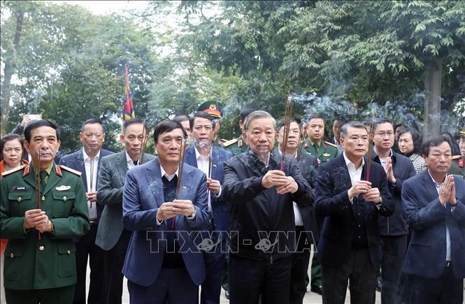 Tổng B&iacute; thư T&ocirc; L&acirc;m d&acirc;ng hương tại Điện K&iacute;nh Thi&ecirc;n tr&ecirc;n đỉnh n&uacute;i Nghĩa Lĩnh thuộc Khu Di t&iacute;ch lịch sử quốc gia đặc biệt Đền H&ugrave;ng. Ảnh: Thống Nhất/TTXVN