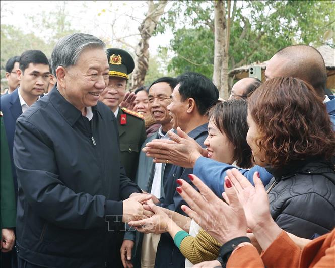 Tổng B&iacute; thư T&ocirc; L&acirc;m với nh&acirc;n d&acirc;n tại Khu Di t&iacute;ch lịch sử quốc gia đặc biệt Đền H&ugrave;ng. Ảnh: Thống Nhất/TTXVN