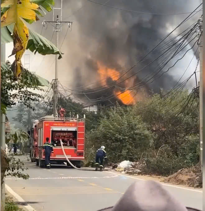 Cột kh&oacute;i bốc nghi ng&uacute;t, lửa b&ugrave;ng ph&aacute;t mạnh.