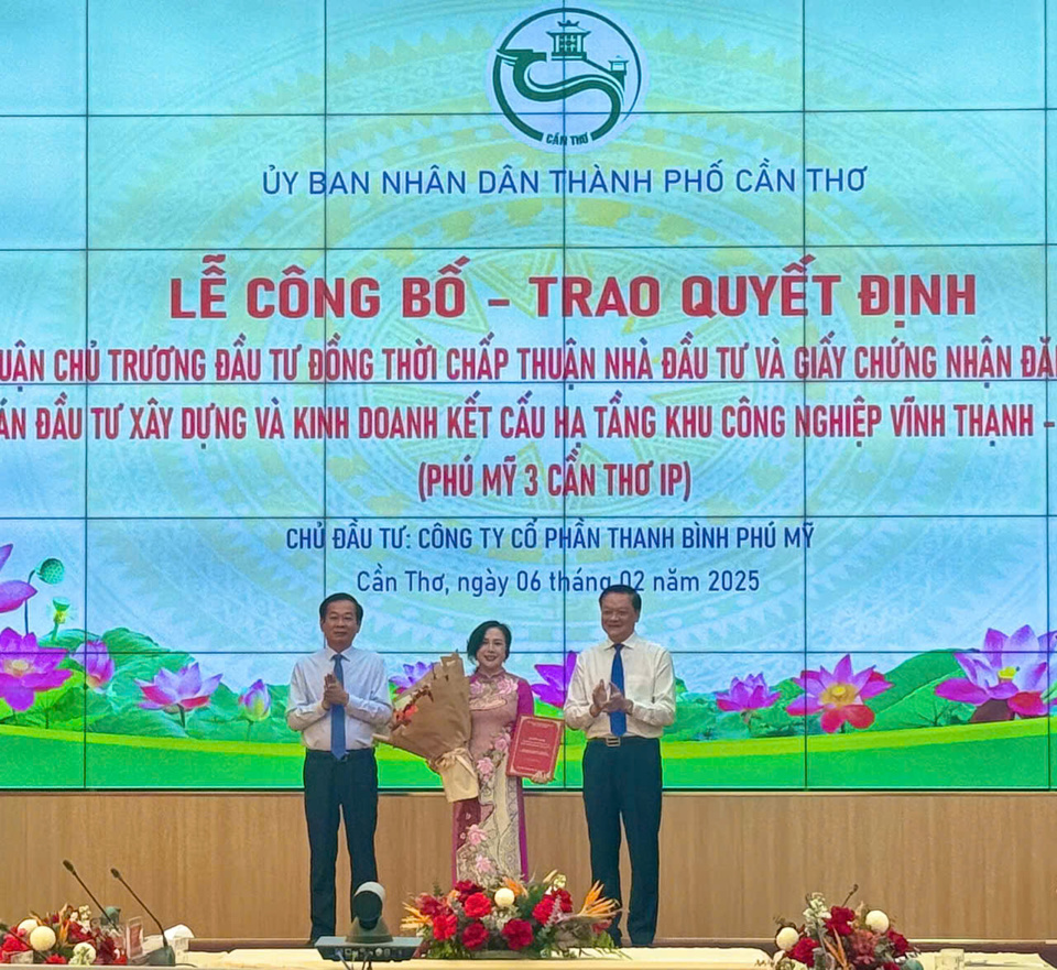 B&iacute; thư Th&agrave;nh ủy Cần Thơ Đỗ Thanh B&igrave;nh v&agrave; Ph&oacute; Chủ tịch Thường trực UBND TP Cần Thơ Dương Tấn Hiển trao Quyết định chấp thuận chủ trương đầu tư cho nh&agrave; đầu tư Thanh B&igrave;nh Ph&uacute; Mỹ.&nbsp;Ảnh Hồng Thắm&nbsp;