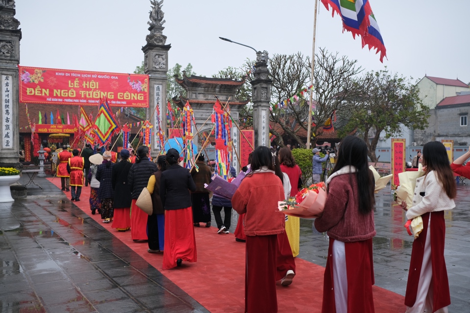 Đ&ocirc;ng đảo Nh&acirc;n d&acirc;n c&aacute;c v&ugrave;ng l&acirc;n cận th&agrave;nh phố Ph&uacute;c Y&ecirc;n v&agrave; người d&acirc;n tỉnh Nam Định tham dự Lễ hội đền Ng&ocirc; Tướng C&ocirc;ng s&aacute;ng 6/2. Ảnh: Sỹ H&agrave;o