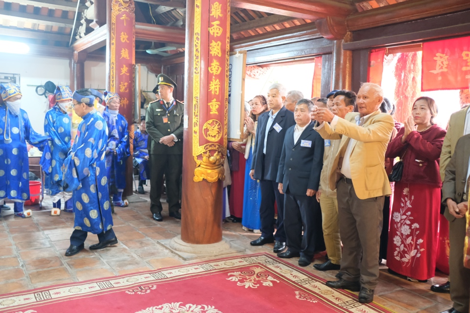 Đ&atilde; th&agrave;nh th&ocirc;ng lệ, cứ đến ng&agrave;y m&ugrave;ng 9 th&aacute;ng Gi&ecirc;ng, nhiều người d&acirc;n c&aacute;c địa phương thuộc tỉnh Nam Định lại về d&acirc;ng hương tại đền Ng&ocirc; Tướng C&ocirc;ng. Ảnh: Sỹ H&agrave;o.&nbsp;