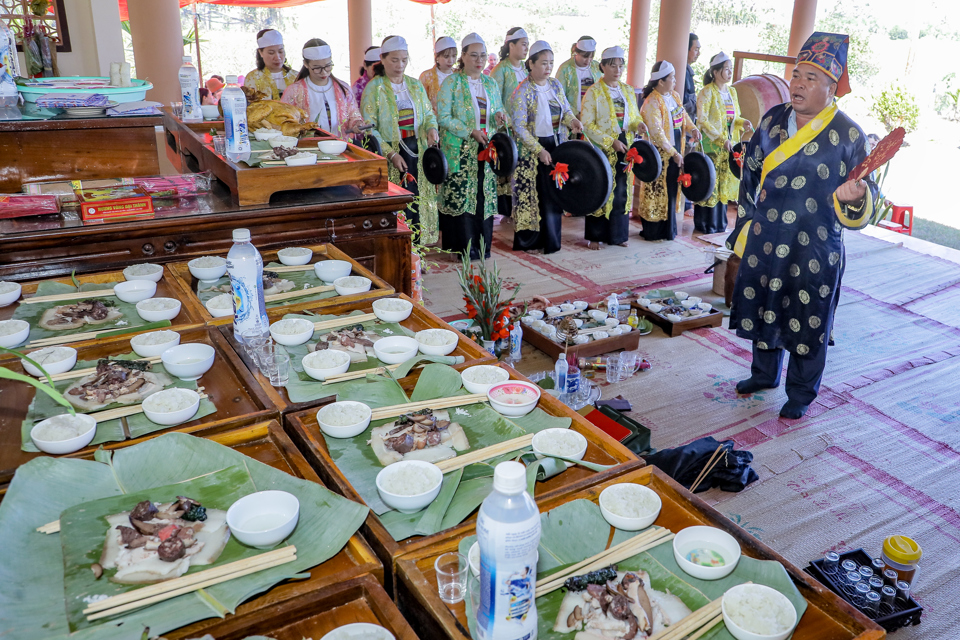 Lễ c&uacute;ng hạ n&ecirc;u ng&agrave;y Tết của người Mường l&agrave; một phần quan trọng trong phong tục đ&oacute;n Tết của họ, mang nhiều &yacute; nghĩa s&acirc;u sắc về văn h&oacute;a v&agrave; t&acirc;m linh.&nbsp;Tại đ&acirc;y, cộng đồng người Mường tụ họp để cầu cho một năm mới mưa thuận gi&oacute; h&ograve;a v&agrave; m&ugrave;a m&agrave;ng bội thu.