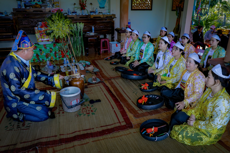 Lễ hội bắt đầu từ s&aacute;ng sớm, với kh&ocirc;ng kh&iacute; trang nghi&ecirc;m c&ugrave;ng tiếng cồng chi&ecirc;ng vang vọng, gọi mời mọi người tham gia.