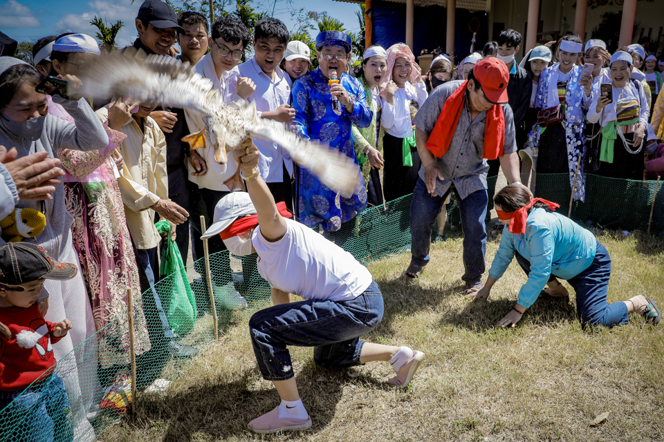 Tr&ograve; chơi bịt mắt bắt vịt.