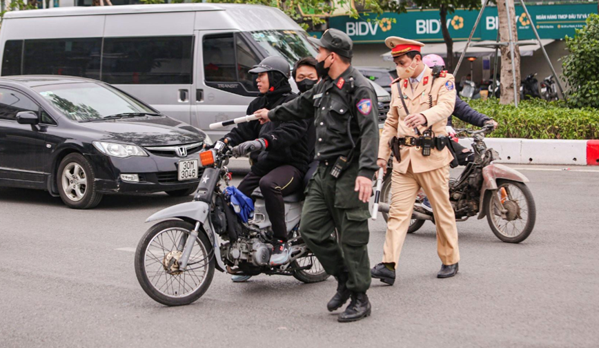 Lực lượng chức năng kiểm tra, xử l&yacute; người vi phạm giao th&ocirc;ng.