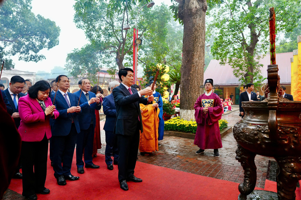 Chủ tịch nước Lương Cường chủ tr&igrave; Lễ d&acirc;ng hương khai Xu&acirc;n Ất Tỵ 2025 tại Điện K&iacute;nh Thi&ecirc;n - Khu di t&iacute;ch Ho&agrave;ng th&agrave;nh Thăng Long.