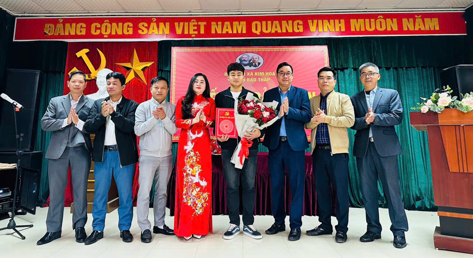 C&aacute;c đồng ch&iacute; l&atilde;nh đạo ch&uacute;c mừng đảng vi&ecirc;n, t&acirc;n binh Nguyễn Chiến Thắng, Chi bộ th&ocirc;n Bảo Th&aacute;p, x&atilde; Kim Hoa. &nbsp;