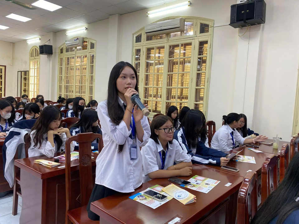 Gi&aacute;o vi&ecirc;n, học sinh H&agrave; Nội t&iacute;ch cực tham gia phong tr&agrave;o "Th&aacute;ng tự học ngoại ngữ".