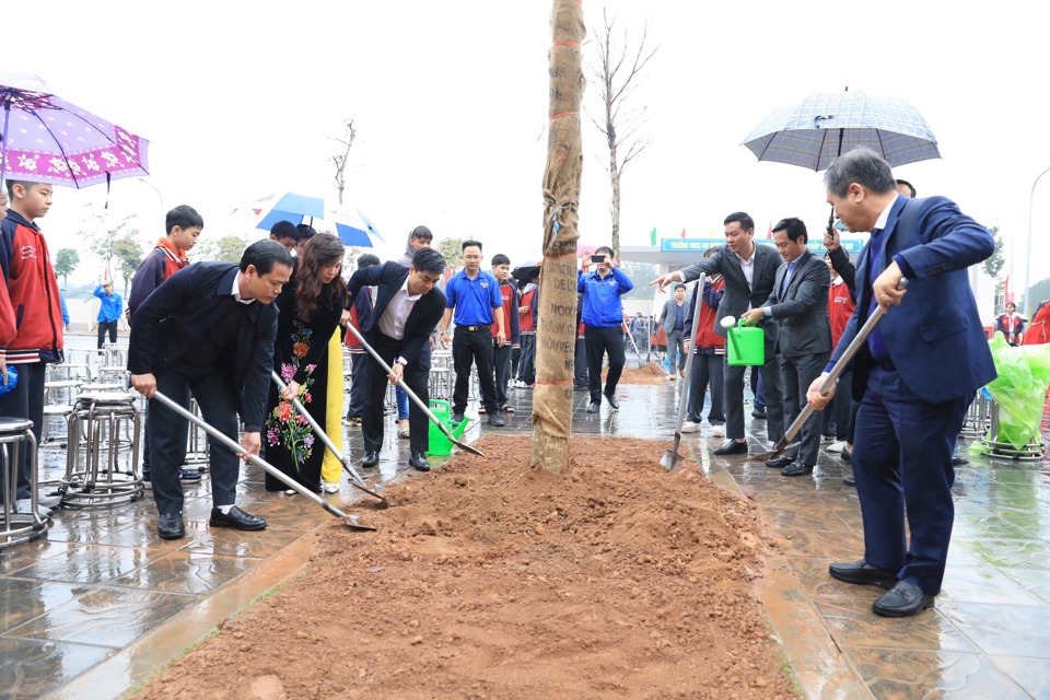 Đại biểu TP, huyện Đ&ocirc;ng Anh, ng&agrave;nh GD&amp;ĐT H&agrave; Nội trồng c&acirc;y xanh.