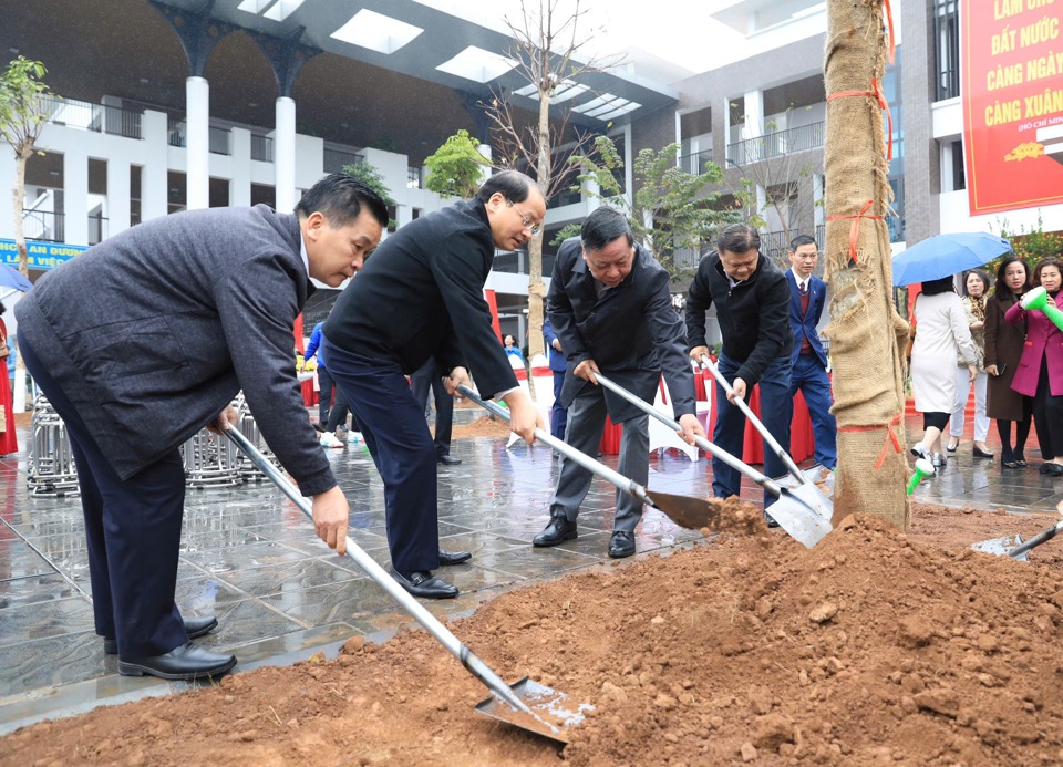 Ph&oacute; B&iacute; thư Thường trực Th&agrave;nh uỷ H&agrave; Nội Nguyễn Văn Phong c&ugrave;ng c&aacute;c đại biểu trồng c&acirc;y xanh.&nbsp;