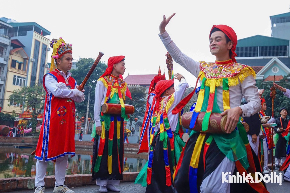 Mặt hoa da phấn, m&ocirc;i son, m&aacute; hồng, mặc đồ giả g&aacute;i, kho&aacute;c trống bồng trước ngực, nhảy những điệu m&uacute;a phải cực kỳ lả lơi, quấn qu&yacute;t b&ecirc;n nhau.&nbsp;Điệu m&uacute;a đ&aacute;nh bồng cực ph&oacute;ng kho&aacute;ng, dứt kho&aacute;t mạnh mẽ, nhưng cũng rất mềm mại, linh hoạt.