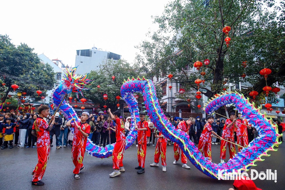 Sau nghi lễ rước kiệu l&agrave; những điệu m&uacute;a l&acirc;n, m&uacute;a rồng tạo n&ecirc;n kh&ocirc;ng kh&iacute; của ng&agrave;y lễ hội đầu năm.