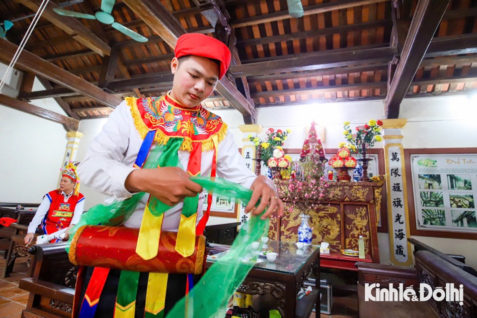 Nam thanh ni&ecirc;n giả g&aacute;i tham gia điệu m&uacute;a bồng đ&atilde; trở th&agrave;nh đặc trưng tại l&agrave;ng Triều Kh&uacute;c trong nhiều năm qua.